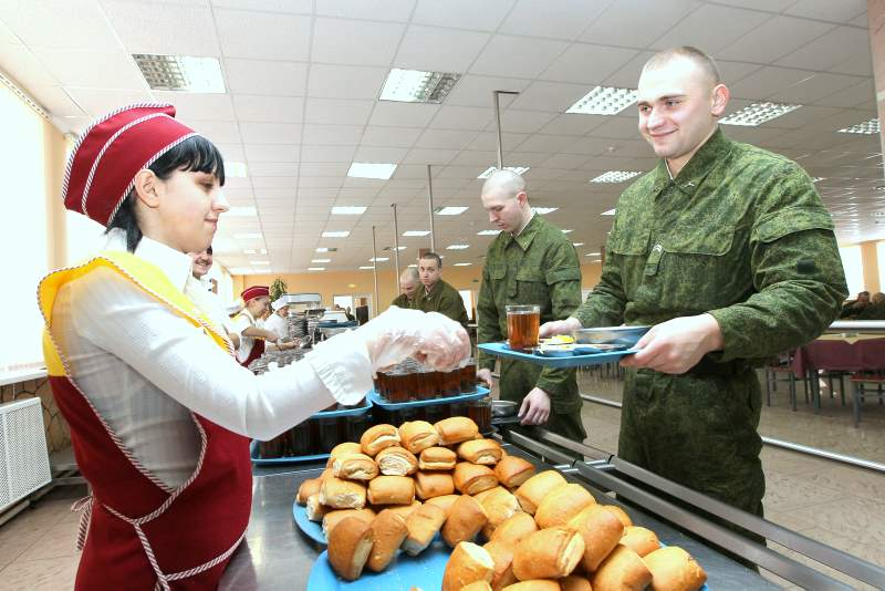 Работа в воинской части. Солдатская столовая Российской армии. Столовая солдат армии РФ. Солдаты в столовой. Еда в солдатской столовой.