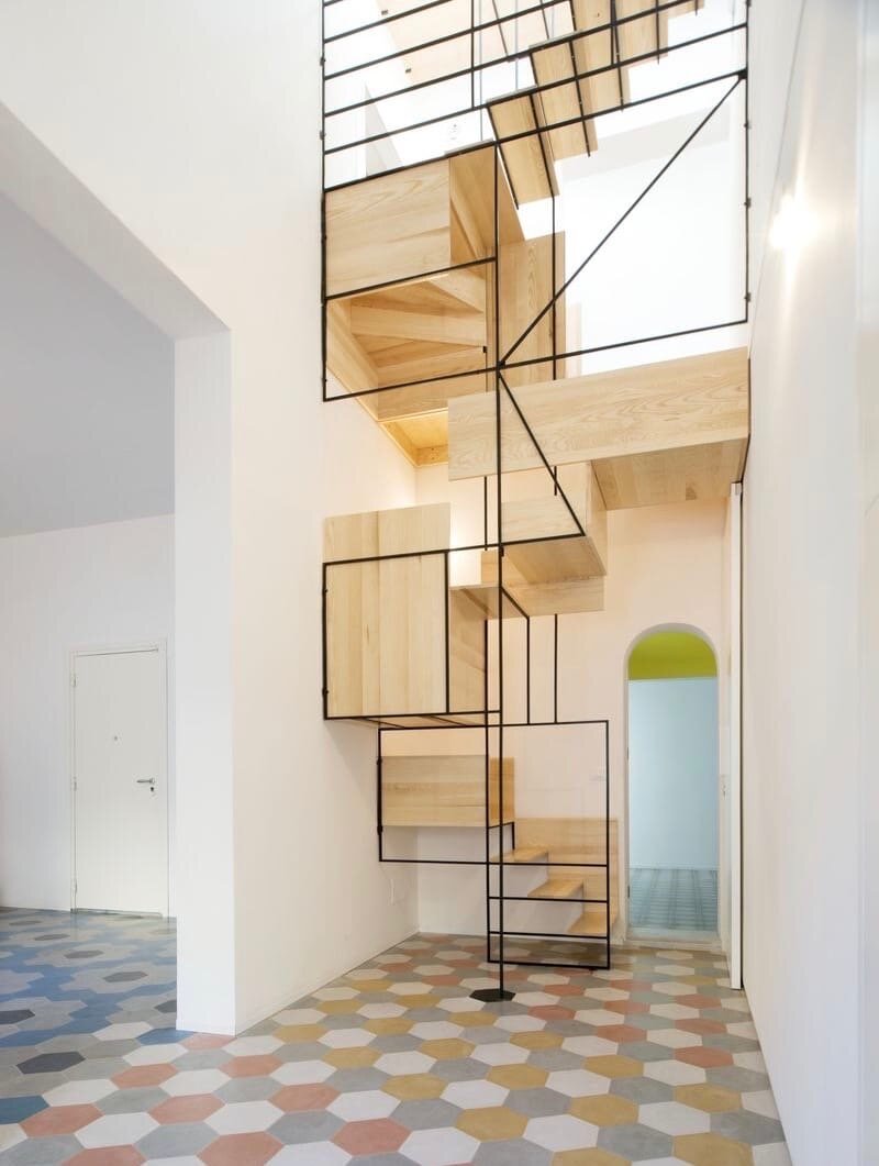 Новая лестница соединяет три этажа дома: первый этаж, этаж и терраса на крыше.
