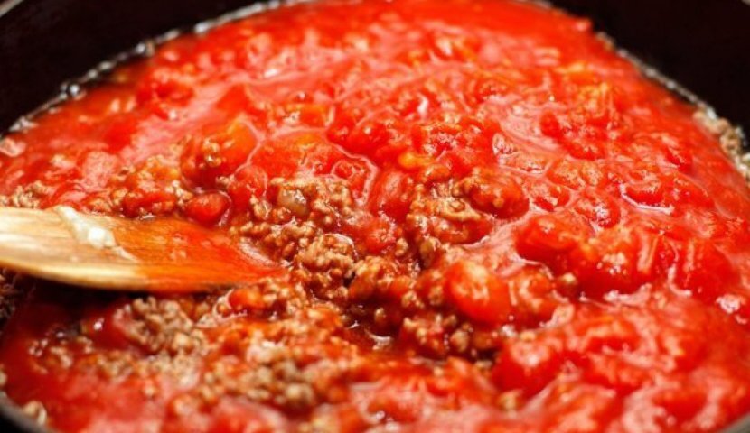Говядина лук морковь томатная паста рецепт. Фарш в томатном соусе. Соус "болоньезе". Соус с фаршем. Спагетти с фаршем и томатной пастой.