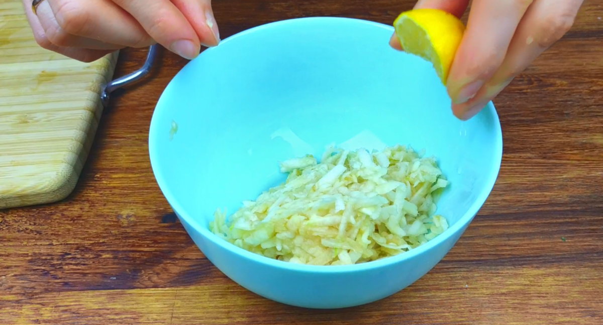 натертое яблоко