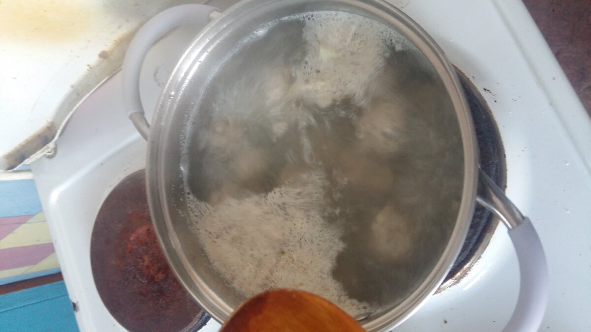 Выкладываем и варим минут пятнадцать, помешиваем , предварительно убавив "огонь" ниже среднего.