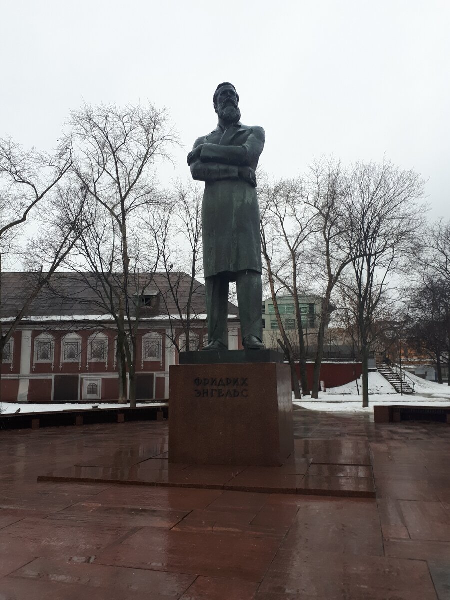 Памятник Энгельсу
