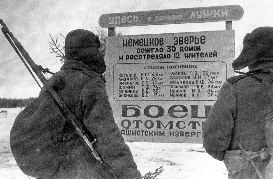 Преступление против детства 1941 1945. Партизаны плакаты. Плакаты о зверствах фашистов. Немецкие таблички времен ВОВ. Зверства немцев в годы войны 1941-1945.