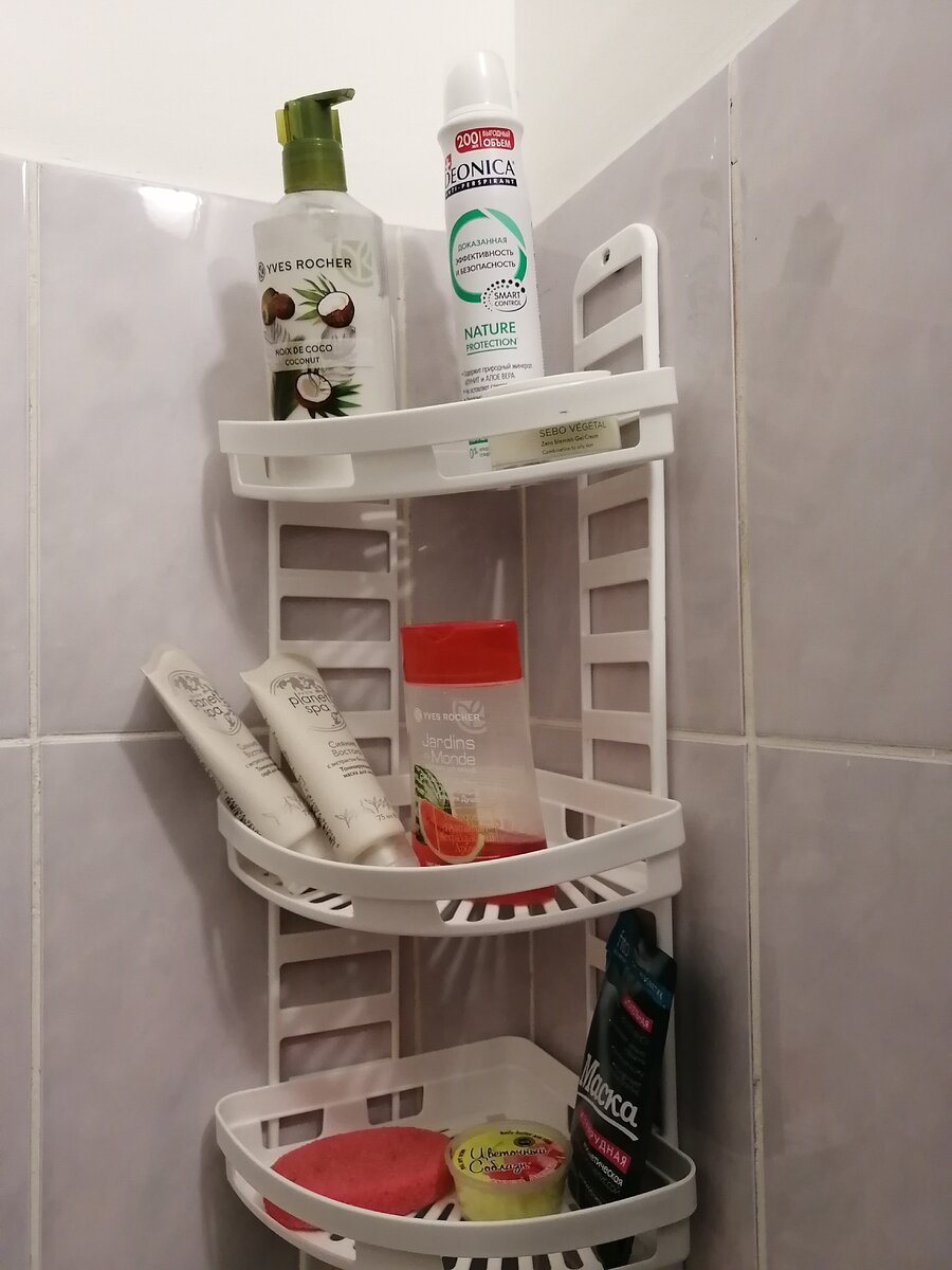Фото автора. Полочка в ванной, где некоторые предметы живут, а некоторые ждут своего часа. Прогнувшиеся полки - результат былой захламленности. Никогда к ней не вернусь. 