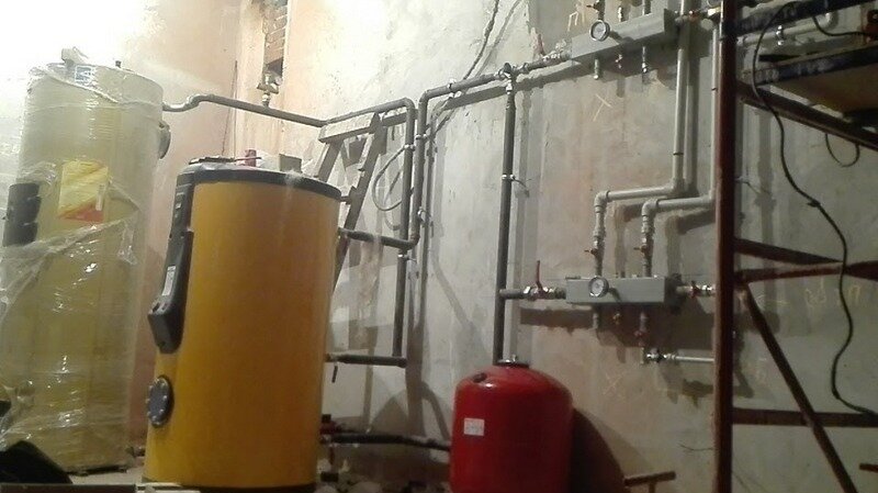 Сделали обвязку котла, вырезали в стене штробу под дымоход. Листай вправо