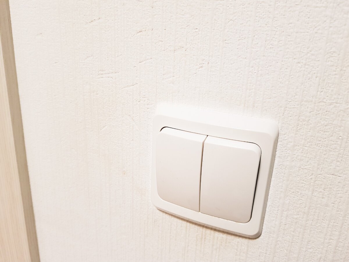 Слева сверху видны вмятины - это как раз естественная амортизация в квартире, в которой мы сами живём. Это самый популярный выключатель, который включает свет на кухне-гостиной и в ванной. В марте планируем сделать ремонт.