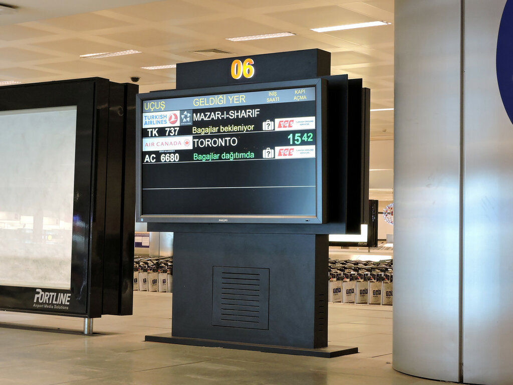 Табло istanbul airport. Аэропорт Стамбула табло. Табло аэропорта Стамбула Ататюрк. АИР табло Истанбул. Табло в аэропорту Стамбула фото.