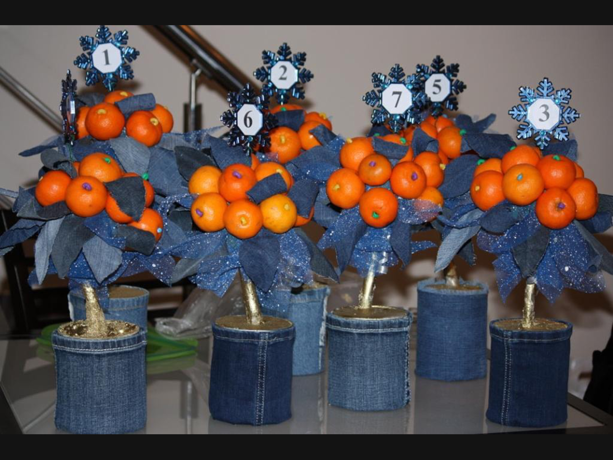 Вот такие джинсовые мандариновые деревья были у нас в качестве номеров для гостевых столиков