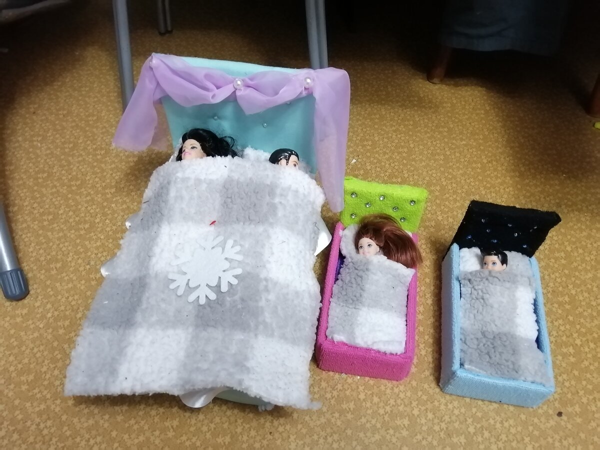 Кровать делала из картона  размер кровати и деталей мерила по кукле