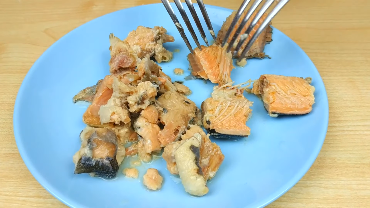 Внутри рыба почему-то оранжевого цвета