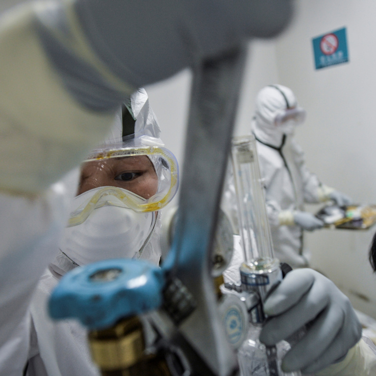 Согласно оценке врачей, более чем 8 тысяч зараженных в Хубэе находятся в тяжелом состоянии, а более 1,7 тысячи — в критическом. Под наблюдением медиков остается порядка 71,6 тысячи жителей, имевших тесный контакт с инфицированными.Ранее стало известно, что в китайском городе Тайчжоу провинции Чжэцзян начали производить первое возможное лекарство от вируса. Речь идет о препарате Favipiravir, который получил китайское название 法维拉韦 («Фавэйлавэй»).Вспышка коронавируса впервые была зафиксирована в китайском Ухане в конце декабря 2019 года. Помимо КНР, случаи заболевания выявлены более чем в 20 странах.