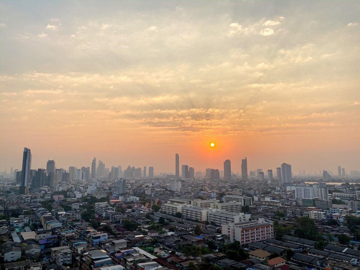 Рассвет в Бангкоке. Вид из окна наших апартаментов