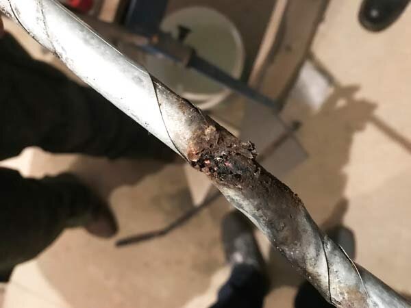 Повреждение кабеля и возникновение короткого замыкания