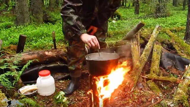 Полезный способ, как добыть огонь и разжечь костёр в сыром лесу