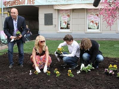 Акция "Черешневый лес" - Валерия с сыном и мужем показывает как сажать саженцы