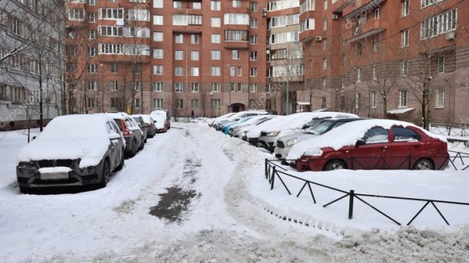 Пешеходу в таком дворе явно не рады