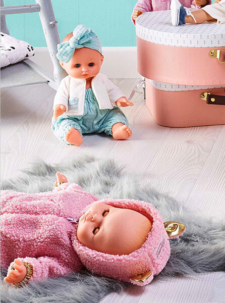 На переднем плане кукла Эмма Панда, сзади кукла Марилу