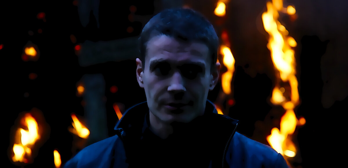 Артем Стрелецкий на фоне подожженного сарая