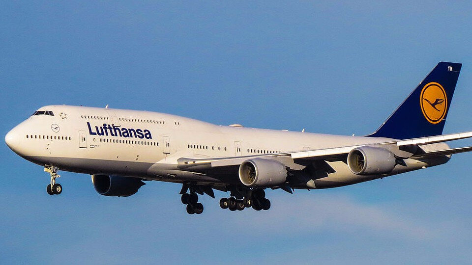 Boeing 747-8. Длина — 76,25 метра