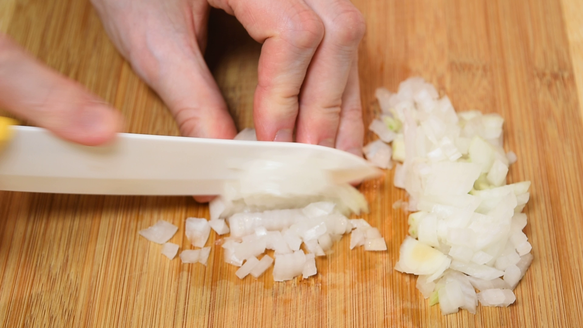 1. Нарезаем мелко лук