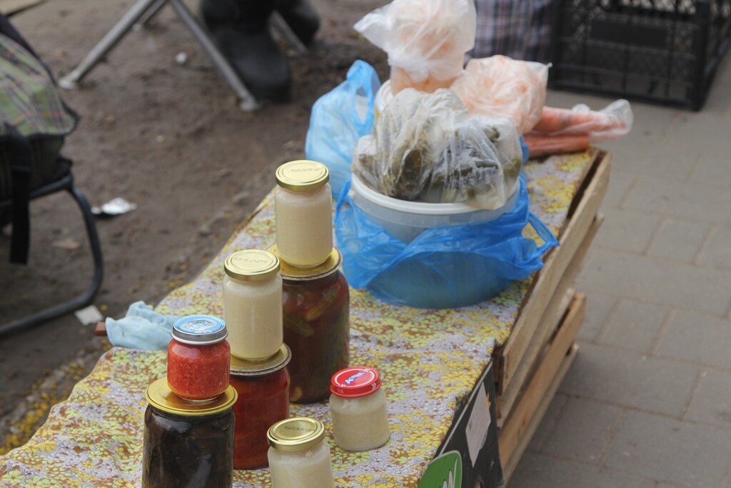 В Зареченском округе Тулы состоялся рейд по пресечению несанкционированной торговли. Под прицел проверяющих попал микрорынок на пересечении ул. Октябрьской, д.95 и Пузакова, д.1.