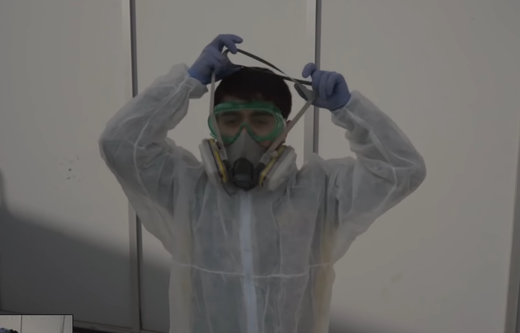 Персонал, отвечающий за уборку, одет в защитные костюмы.