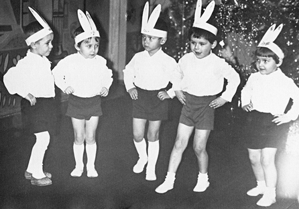  В Советском Союзе, абсолютно так же, как в современной России, дети Новый Год праздновали в том числе и на новогодних утренниках в школе и детском саду.  Родителями готовились праздничные костюмы.-2