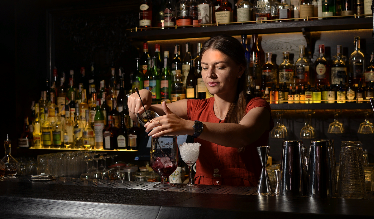 Большинство респондентов работали в юности барменами, охранниками, официантами. Ну а кем работать без образования и опыта работы?