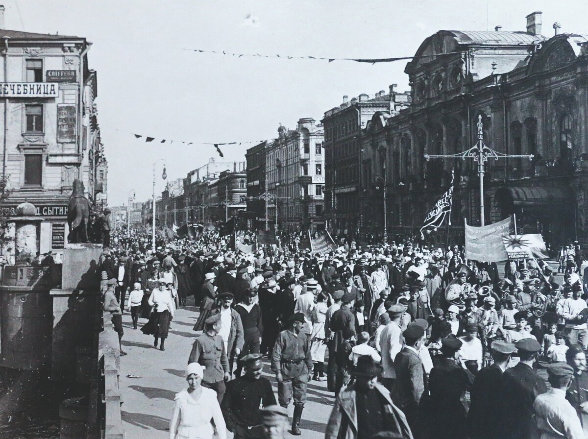 Очень красивые фонари были на Невском...