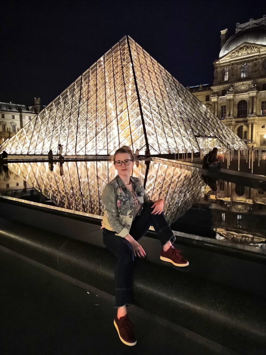 Деликатное освещение внутреннего двора Лувра