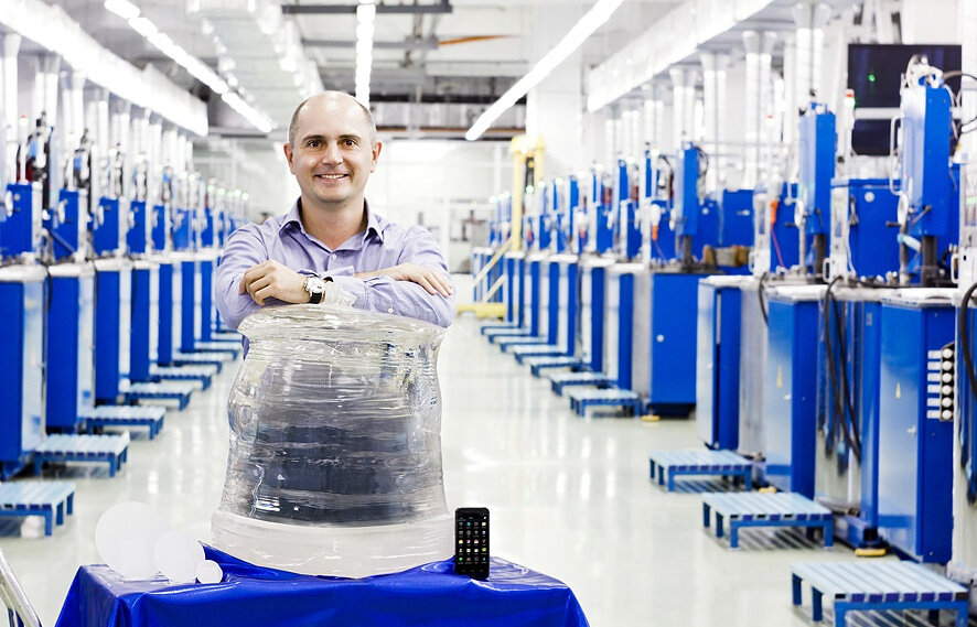 Генеральный директор  компании Олег Качалов позирует возле рекордного 300-килограммового кристалла, выращенного в 2015 г. © Пресс-служба ООО "УК "РОСНАНО"