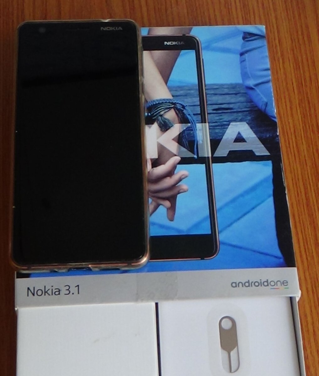 Справа внизу спец ключ, для открытия лотка СИМ карты