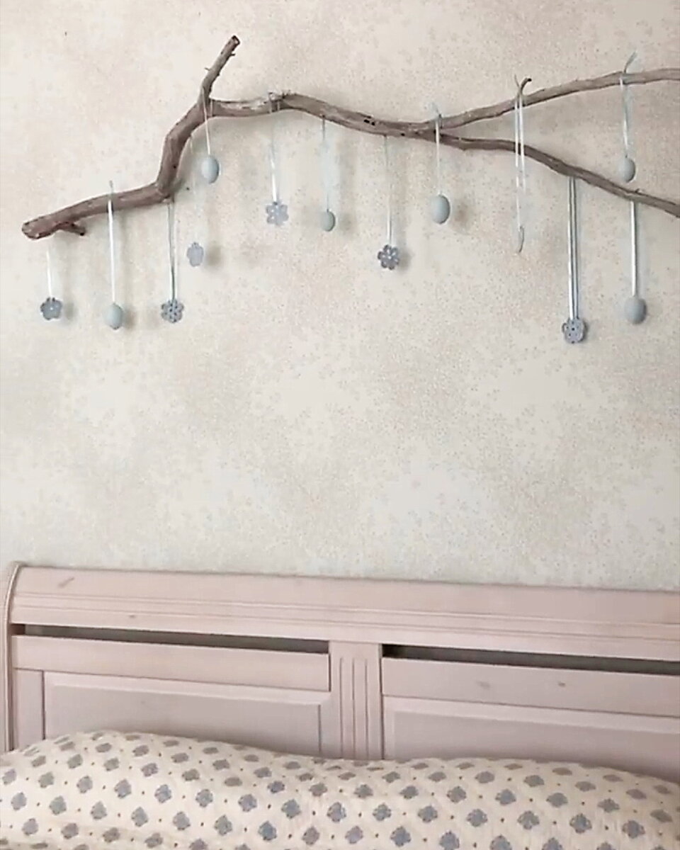 Фотография @rukumelka. Идею подвесить ветку на булавки я подсмотрела именно у Светы. Загляните в ее блог - там много идей для декора