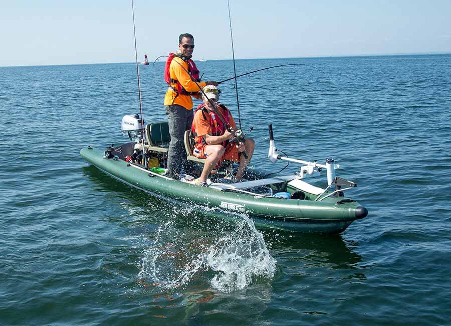 Внутренние размеры кокпита надувной лодки FishSkiff составляют 366 х 91 см, что вместе с установленными на стойках высотой 18 см сиденьями дает возможность для комфортной рыбалки для двоих.