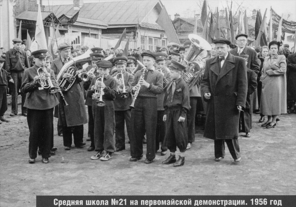 Молотов. Улица Пушкина. Средняя школа № 21 на первомайской демонстрации. 1956. Источник: pastvu.com