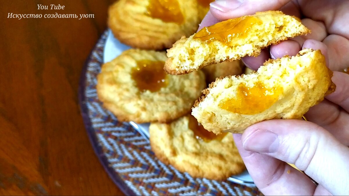 Печенья с джемом в разломе
