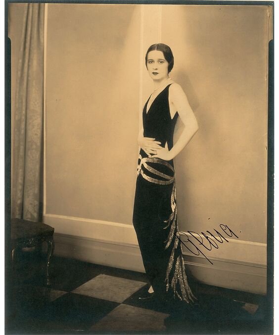 Фотопортрет Глории Морган Вандербильт в бархатном платье от Мадлен Вионне. Фотограф - Эдвард Стейхен. Фотография опубликована в журнале Delineator, июнь 1925.Библиотека Св. Луиса,Вашингтон, официальный сайт - www.library.wustl.edu 