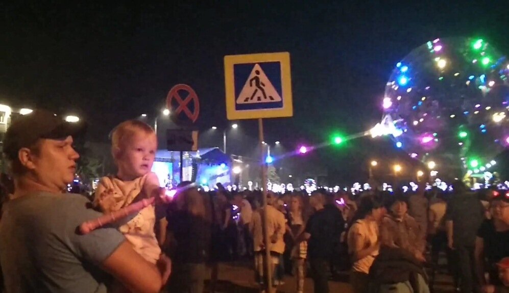 Мы с дочкой в августе 2019 года побывали на концерте, посвященном Дню города Шадринска!  На данном фото стояли уже в ожидании праздничного салюта...