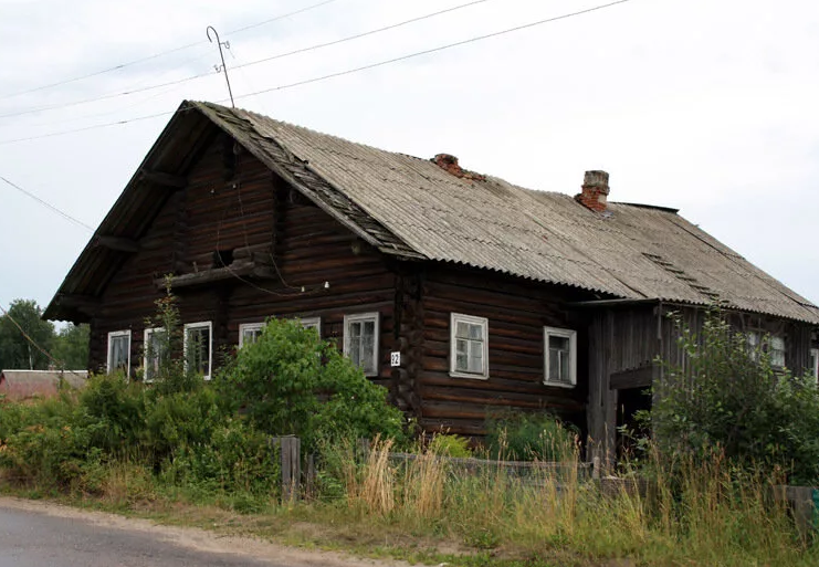 Тот дом конечно я не покажу, но и сейчас много таких домов, что свидетельствуют о том, что уровень дохода семьи - низкий.