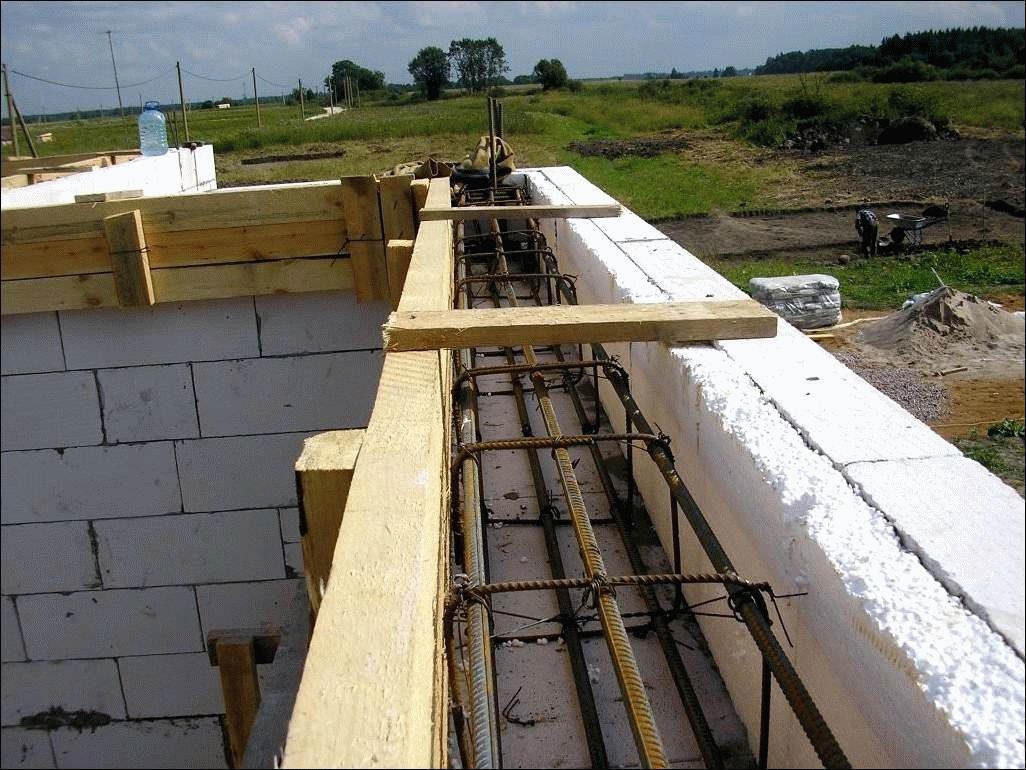 Пример устройства армопояса с внутренней съемной опалубкой (Яндекс.Картинки).