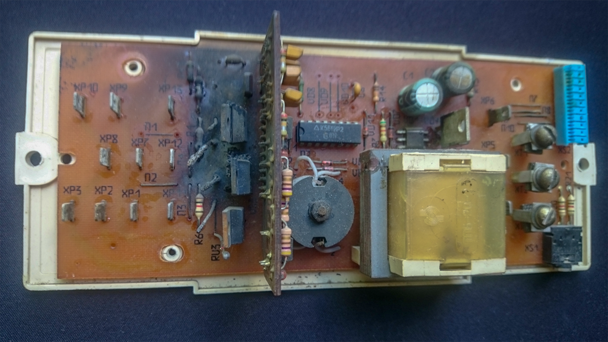 Внутренности блока, серьезно повреждена электроника.