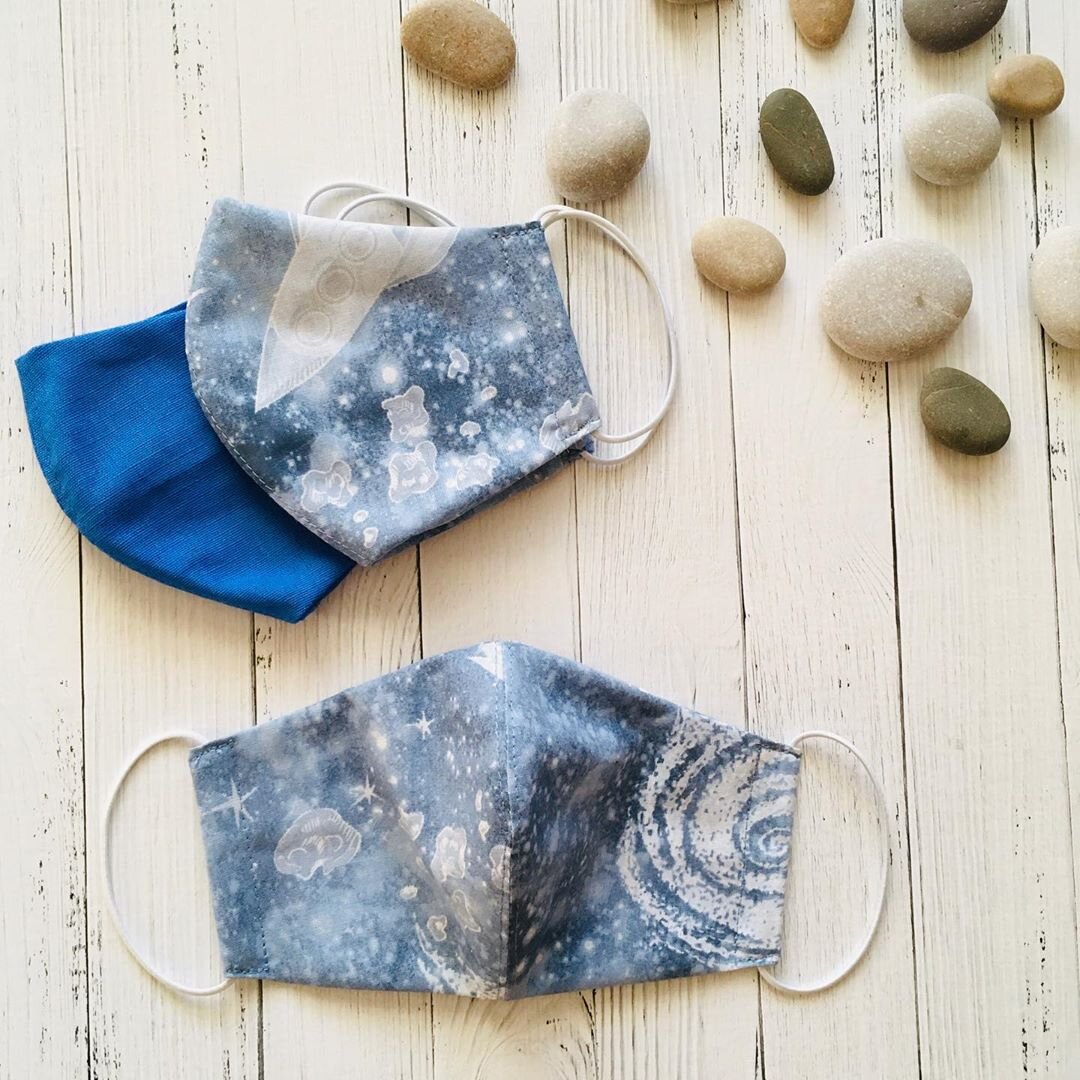 Маски стали неотъемлемой частью жизни многих людей в апреле 2020 года...