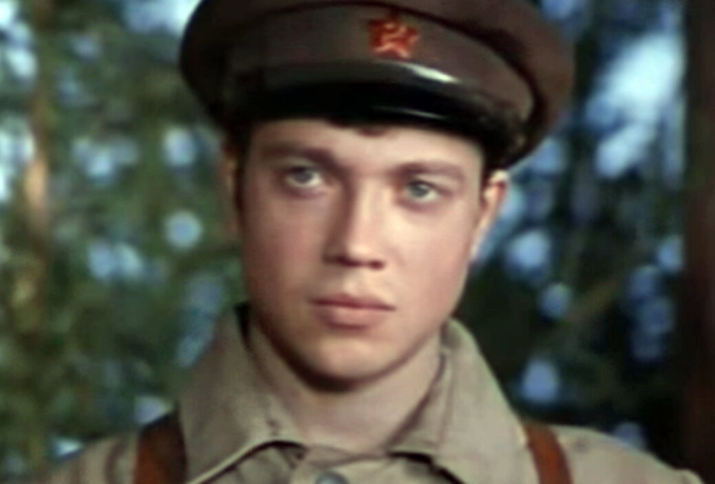 Владимир Зайцев в роли комиссара Челнокова. Кадр из кинофильма "Против течения", 1981 г., режиссер Барас Халзанов, сценаристы Марк Азов, Валерий Михайловский, Александр Фадеев, композитор Владислав Казенин. Скриншот кадра для иллюстрации