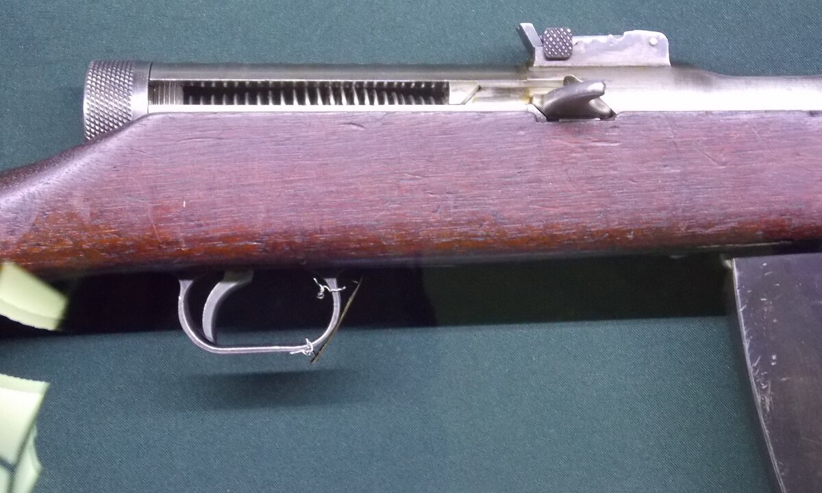 ППД-31. Опытный образец. Показаны - ствольная коробка, затыльник, прицельная колодка, затвор, возвратная пружина, магазин.