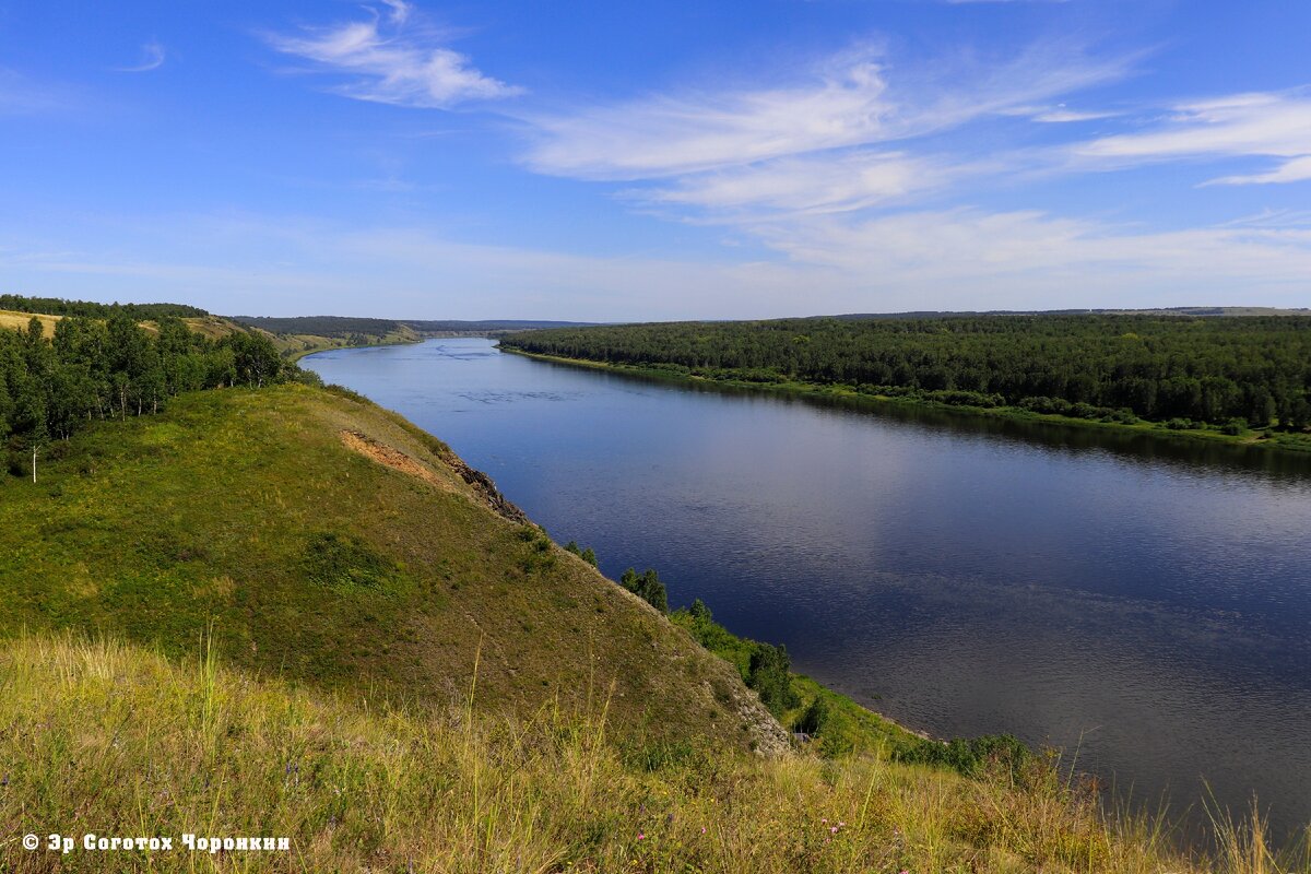 Река Томь в Западной Сибири. Правый берег на фото слева