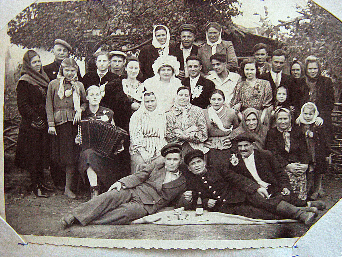 Свадьба 1953 года. https://darshoes.ru/raznoe/sovetskie-svadby-foto-sovetskie-svadby-67-foto-istoriya-i-sovremennost-livejournal.html