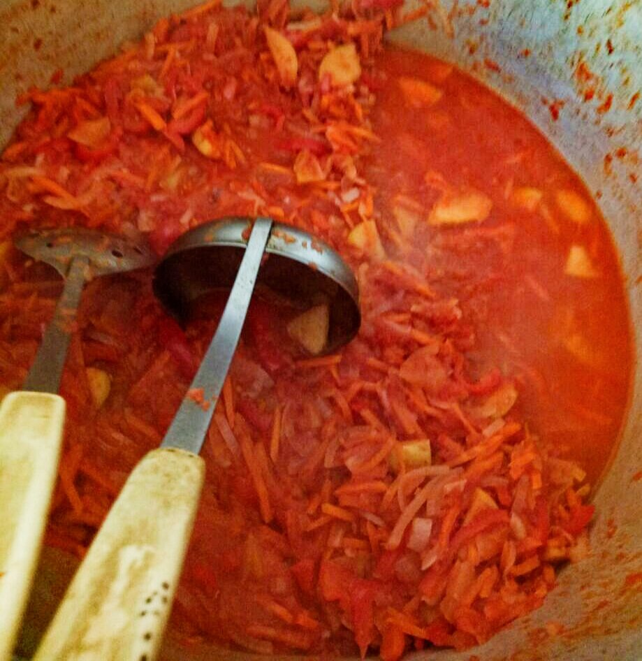 Кастрюлю лучше взять большую