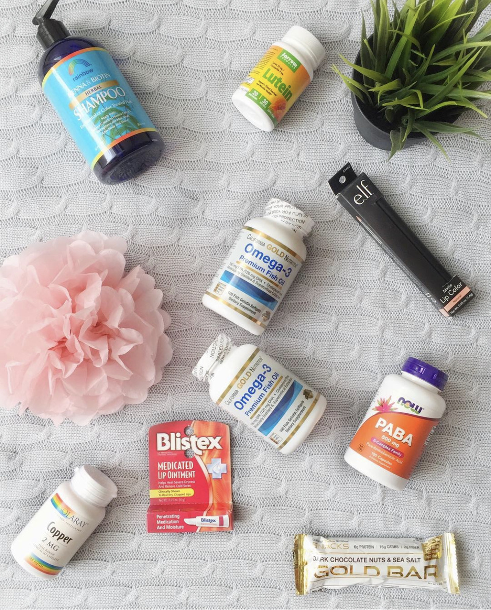 •	Вот и приехала очередная посылочка iHerb))) Кратко расскажу обо всех продуктах, находящихся в ней:
1. Jarrow Formulas, Лютеин, 20 мг, 30 гелевых капсул
Лютеин — это антиоксидантный каротиноид, который встречается в природе вместе с зеаксантином, близкородственным каротиноидом. Лютеин и зеаксантин концентрируются в макуле и хрусталике глаза, а также в тканях мозга, кожи, груди и шейки матки. Лютеин и зеаксантин защищают макулу от дегенерации, естественным образом связанной со старением и оксидантным стрессом. Макула отвечает за четкое зрение и цветовое восприятие. .
2. Solaray, Медь, 2 мг, 100 капсул
Медь для организма – очень важный элемент. Ее роль для поддержания жизнедеятельности организма просто огромна. Одной из важнейших функций, которую выполняет медь, является ее участие в синтезе гемоглобина. Кроме того, она имеется в составе меланина, вещества отвечающего за пигментацию кожи, волос. Также меланин является составляющей нервных волокон. .
3. Now Foods, PABA, 500 мг, 100 капсул (Витамин В10)
Парааминобензойная кислота играет важную роль в синтезе фолиевой кислоты (витамина В9), обмене веществ, защитных механизмах от неблагоприятных условий окружающей среды и других важных моментах жизнедеятельности человеческого организма. .
4. California Gold Nutrition, Омега-3, рыбий жир высшего качества, 100 желатиновых капсул с рыбьим жиром.
Омега-3 – группа полиненасыщенных жирных кислот (ПНЖК), которые защищают клеточные мембраны и внутренние органы человека от разрушения. Без данных соединений невозможна полноценная работа нервной, иммунной и сердечно-сосудистой систем, адекватный синтез тканевых гормонов, простагландинов, правильный метаболизм эссенциальных веществ. Кроме того, они подавляют воспалительные процессы, улучшают состояние суставов, борются с эмоциональными расстройствами, синдромом хронической усталости. Омега -3 относится к основным добавкам, которые должны поступать в организм на постоянной основе. 
5. Rainbow Research, Шампунь с хной и биотином, 12 жидких унций (360 мл)
Для натуральных и окрашенных волос. Усиливает блеск и увлажненность без ущерба для цвета. Подходит для нормальных, поврежденных, обесцвеченных волос, а так же волос после окраски и химической завивки. Растительные экстракты с натуральным экстрактом бесцветной хны обладают всеми полезными качествами хны, но не имеют цвета. Хна придает волосам густоту и блеск, разглаживая пряди. Биотин добавлен для укрепления и роста волос.
6. Blistex, Лекарственная мазь для губ, .21 унций (6 г)
Анальгетическое средство, способствует заживлению трещин и ранок. Используется на сухих, обветренных губах, а также эффективно при лечении герпеса.
7. E.L.F. Cosmetics, Матовый карандаш для губ, Натуральный оттенок, 0,06 унции (1,8 г)
Матовая помада бюджетного бренда, буду пробовать.
.
Практически всю корзину, кроме Омеги, приобрела в первый раз.
.
Всем спасибо, что дочитали статью до конца) Для Вас скидка от 5% при заказе 👉просто введите код ANS7601 в корзине при оформлении 😘
