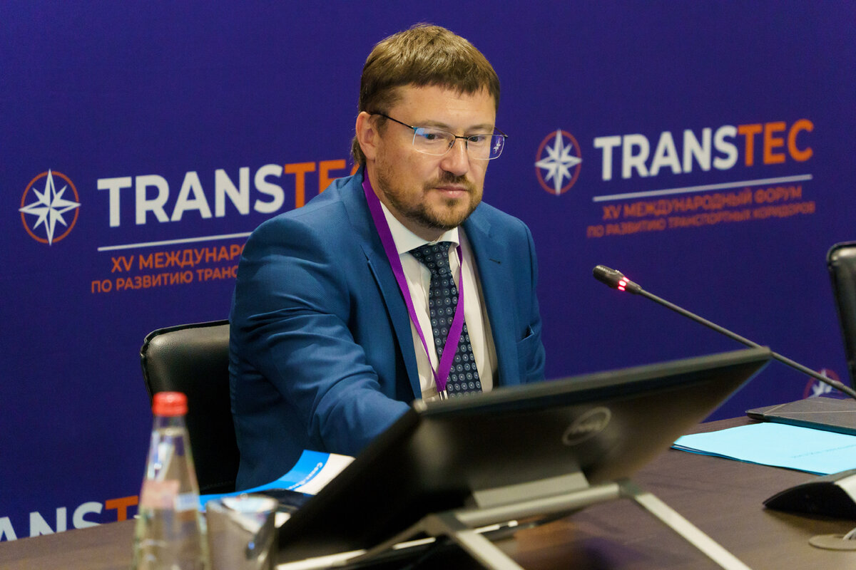 В понедельник, 14 сентября, в рамках пленарной сессии XV международного Форума TRANSTEC директор департамента международного сотрудничества Минтранса РФ Роман Александров обрисовал ключевые проблемы, связанные с развитием мультимодальных международных транспортных коридоров, проходящих по территории Российской Федерации. По его мнению, эффективности МТК мешают отсутствие единой системы управления, недостаточная проработка международных договоренностей и высокие риски для частного бизнеса.