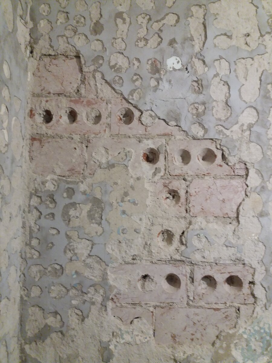 Умельцы выравнивают стены плиточным клеем...